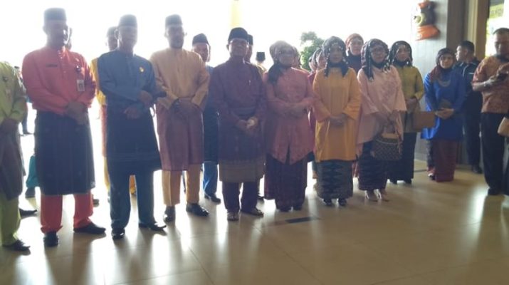 Fachrori Umar dan Ketua TP PKK Provinsi Jambi, Minggu (05/01/2020) pagi di Bandara Sultan Thaha Syaifudin membuka pameran foto Jambi Tempodoeloe. Pameran sendiri merupakan rangkaian HUT ke 63 Provinsi Jambi.