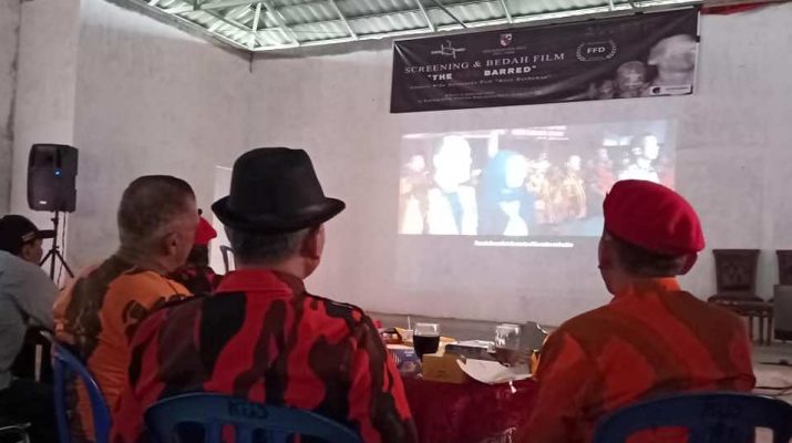 Suasana penuh emosional berlangsung saat pemutaran Film Dokumenter The Red BarRed, karya Agus Darmawan, Jumat (17/01/2020) siang di Markas MPW Pemuda Pancasila Provinsi Jambi.