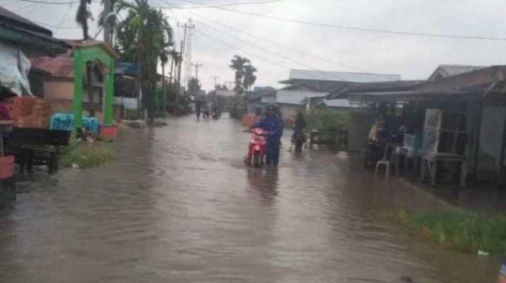 Banjir Genangi Jalan Dalam Kota, Aktivitas Warga Mandeg
