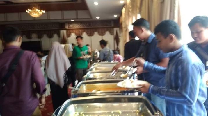 Makanan Habis, Karo Humas Tenteng Piring Tanpa Lauk