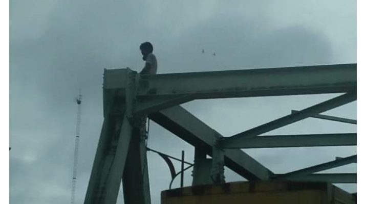 Karena rokok, pria di Sumbar gagal bunuh diri usai memanjat jembatan, Sabtu (15/02/20). Bak diselamatkan rokok, Ia turun dan batal bunuh diri