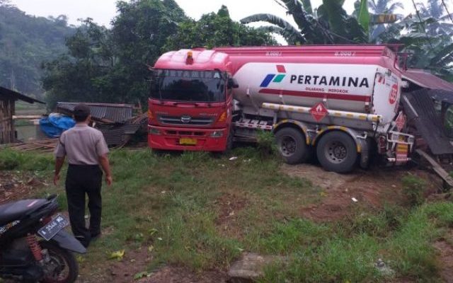 Mobil tangki BBM nopol D 9388 PFU kecelakaan tunggal, Jumat (28/02/20). Hindari orang gila di jalan, mobil Pertamina ini tabrak warung. 