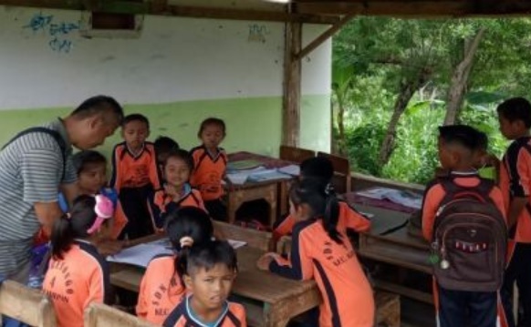 Atap Kelas Ambruk, Siswa SD Ini Belajar di Parkiran