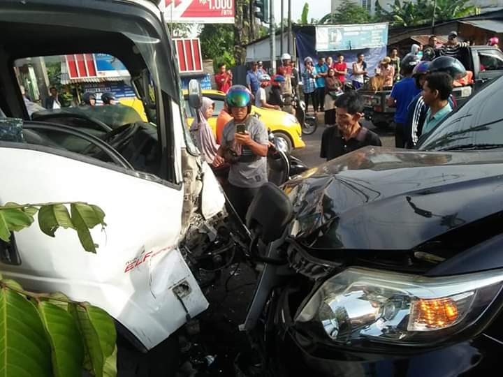 Kecelakaan beruntun di Simpang Rimbo, Minggu (02/02/20) melibatkan 6 kendaraan dan mewaskan Nabila, warga Desa Pematang Gajah.