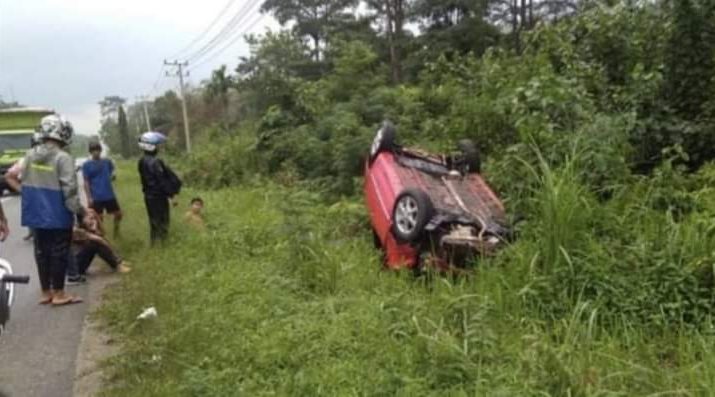 Warga Bungo mengalami kecelakaan di Jalan Lintas Sumatera, Jumat (07/02/2020) siang. Mobil Agya yang digunakan, masuk semak di kawasan Pamenang, Merangin.