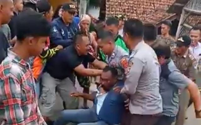 Berita Viral - Babak belur massa yang sudah anarkis, dihajar sampai polisi bersimpuh, selamatkan 4 Debt Collector yang nyaris tewas.