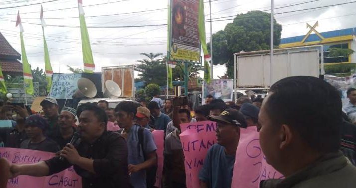 8 tahun tak usai, puluhan warga dari Kecamatan Mandiangin, Kabupaten Sarolangun, Rabu (04/03/2020) datangi Dinas Kehutanan Provinsi Jambi.