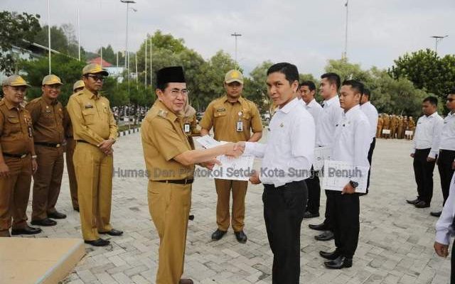 Walikota Sungai Penuh, Asafri Jaya Bakri menyerahan SK PNS kepada 98 CPNS Kota Sungai Penuh, Senin (2/3/2020) sekaligus mengambil Sumpah PNS