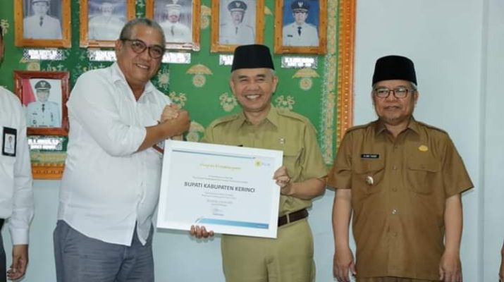 Bupati Kerinci Terima Penghargaan PT PLN Wilayah Sumsel