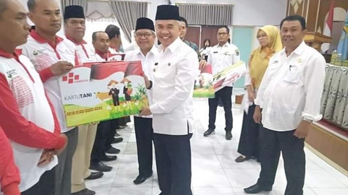 Bupati dan Wakil Hadiri Penyerahan Kartu Tani 