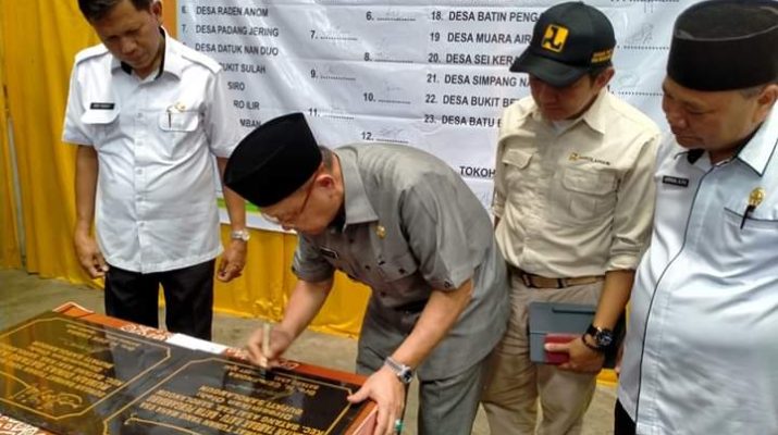 Datang ke Batang Asai, Bupati Resmikan Rumdis Camat dan Jembatan
