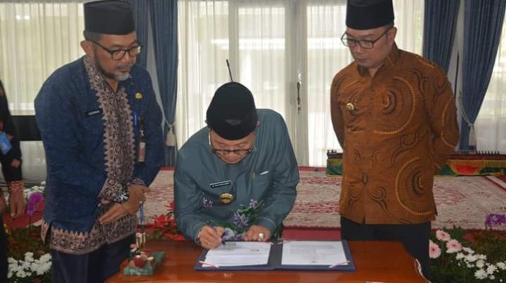 Gubernur Jambi menandatangani Kesepakatan Kerjasama dengan Jawa Barat. Fachrori teken 8 naskah perjanjian kerjasama Jambi dan Jabar.