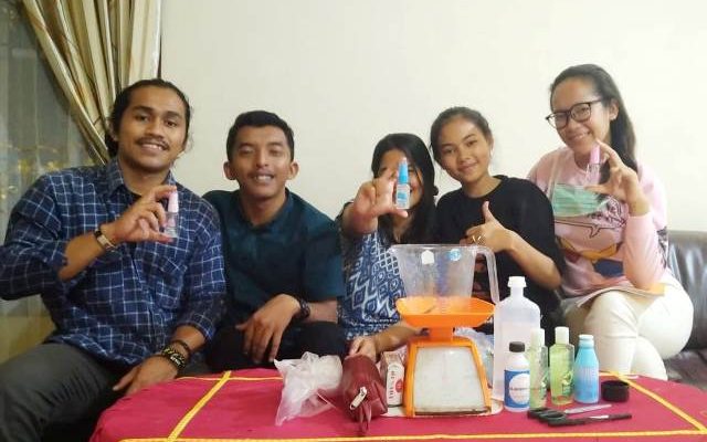 Kebutuhan Hand Sanitizer terus meningkat dampak Virus Corona. Sedang langka, GMKI Jambi buat hand sanitizer dari Aloe Vera dan Alkohol.