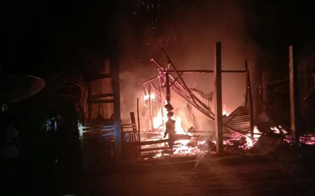 Kebakaran hebat terjadi di Sarolangun malam ini. Menyedihkan, kebakaran rumah di Desa Tanjung ini saat ditinggal penghuninya ke pasar.