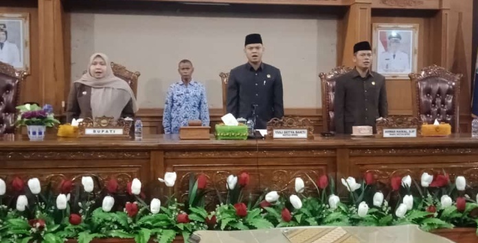 Paripurna DPRD Muaro Jambi dalam rangka pengambilan keputusan 2 Ranperda (Rancangan Peraturan Daerah) Muaro Jambi Tahun Anggaran 2017-2022. 