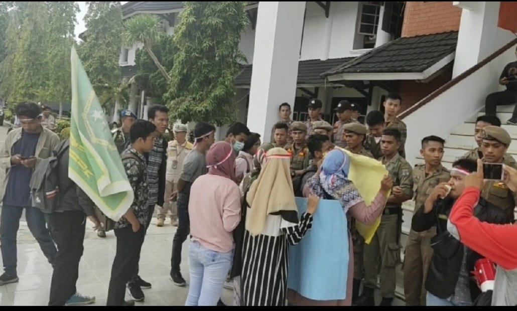 Persatuan Mahasiswa Tabir turun kejalan, Rabu (04/03/2020). Tuntut perbaikan pendidikan di Merangin, mendorong mahasiswa Tabir gelar aksi demo