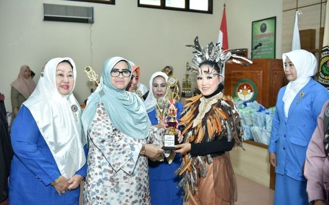 Serahkan Hadiah dan Piala Bergilir pada Rakor dan Porseni IGTKI-PGRI Tingkat Provinsi Jambi, Minggu (01/03) Bunda Paud Minta guru berkreasi