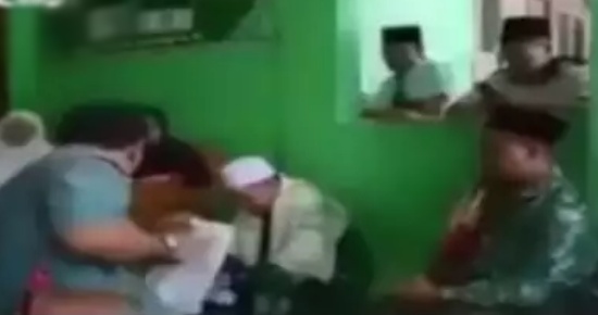 Viral, Anaknya Ketahuan Merokok, Orang Tua Marahi Sang Guru