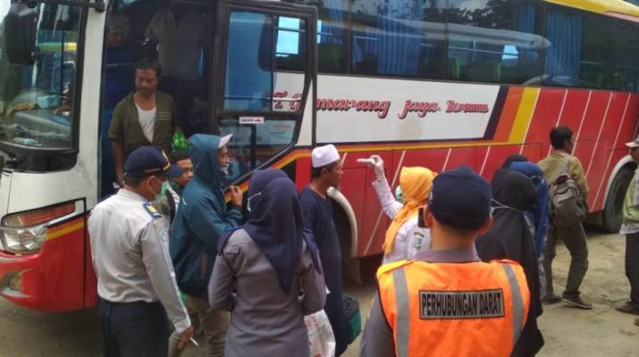 Karo Humas selaku juru bicara penanganan Covid-19 Provinsi, Johansyah, menyampaikan data pasien dan upaya Timdu Corona di Jambi, Minggu (22/03/2020).