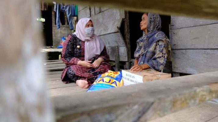 Dinamika Jambi Viral Bupati bagikan bantuan ditengah wabah virus corona, Bupati Muaro Jambi ini datangi warga langsung dirumahnya.