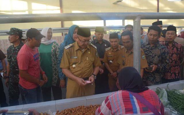 Bupati Sarolangun Drs H Cek Endra resmikan Pasar Rakyat Desa Tanjung Kecamatan Bathin VIII, Kabupaten Sarolangun Senin, (24/2/2020). Warga antusias dan ucapkan apresiasi