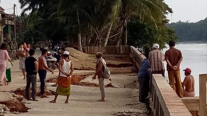 Baru Dibangun, Turap Desa Kembang Tanjung Ambruk
