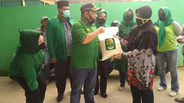 Bantu Masyarakat Ditengah Corona, PPP Berikan Beras Gratis