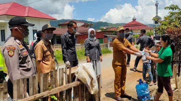 Kades Srimenanti Bagikan Masker dan Hand Sanitizer kepada Warga