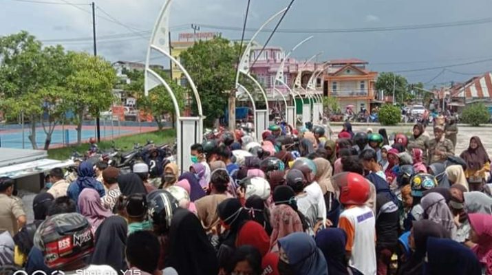 Masyarakat Membludak, Operasi Pasar Dihentikan