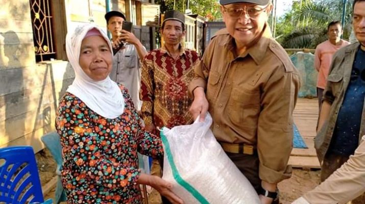 Demi Masyarakat, Bupati Sarolangun Langsung Turun Kepelosok Antar Beras 