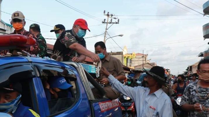 Bupati Bagikan 10.000 Masker Gratis Kemasyarakatan