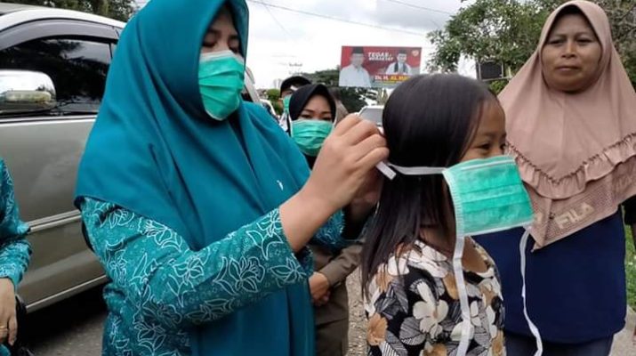 Cegah Penyebaran Corona, TP PKK Bagikan Masker Gratis