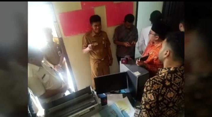 MERANGIN - Geram dan marah, begitulah heboh saat anggota dewan tertipu bayar pajak di Samsat Merangin. Ia bakal melapor ke Polres Merangin