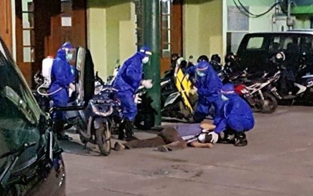 Dinamika Jambi Jemaah yang akan salat tarawih, ambruk di Masjid Kemayoran Jalan Indrapura, Surabaya, yang membuat jemaah bubar.