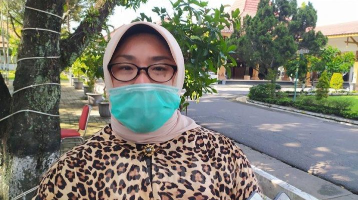 Bupati Sragen Kusdinar Untung berkomitmen pencegahan Covid-19. Bupati kesal warga ngeyel, akibatnya 5 orang karantina di rumah berhantu. 