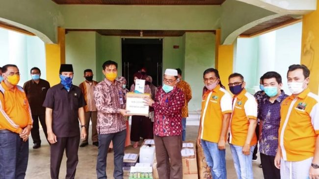 Sekda Kabupaten Muaro Jambi M Fadhil Arief menerima bantuan APD (Alat Pelindung Diri) dari REI (Real Estate Indonesia) Jambi.