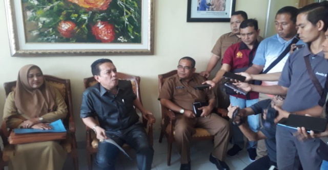 Virus Corona yang mewabah hampir diseluruh dunia termasuk Indonesia. Virus Corona, Bupati larang warga timbun masker dan makanan. 