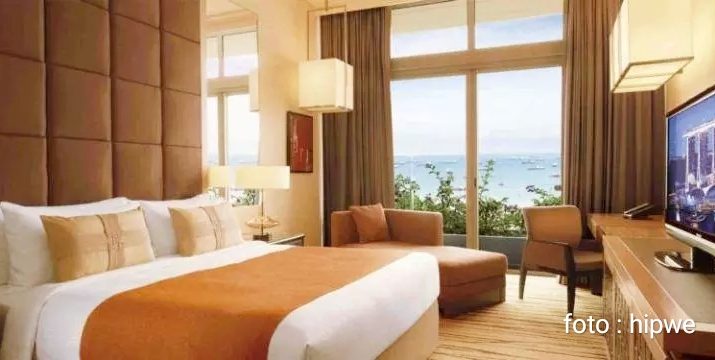 HUKRIM - Pemesan 1 kamar berisikan 7 pria dan 1 wanita, keroyok pegawai hotel viral di media sosial. 