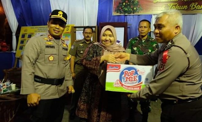Bupati Muaro Jambi Masnah Busro di dampingi Kapolres Muaro Jambi AKBP Ardiyanto hadiri kegiatan doa dan Dzikir bersama masyarakat.