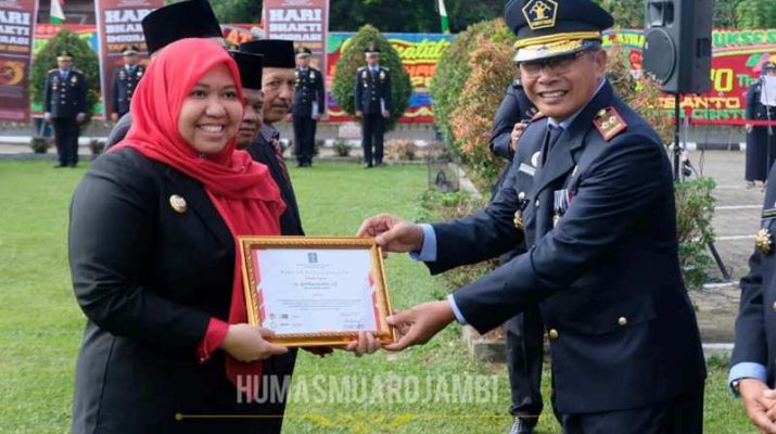 Senin (27/01 -2019) Bupati Muaro Jambi, Hj Masnah Busro diganjar penghargaan oleh Kemenkumham. Ini penghargaan atas kontribusinya.