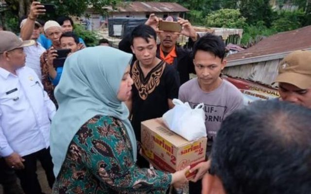 Bupati Muaro Jambi, Masnah Busro turun dan serahkan bantuan bencana alam di Jaluko, Rabu (29/01/2020). Bupati bertemu langsung dengan warga.