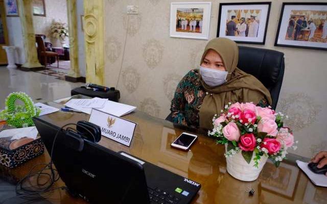 DINAMIKA JAMBI - Bupati Muaro Jambi, Hj Masnah Busro pimpin Musrenbang Muaro Jambi, Rabu 29 April 2020 lewat Video Confrence atau Vidcon.