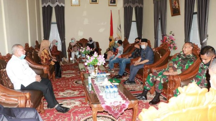 Dinamika Jambi - Bupati Tanjung Jabung Barat Dr Ir H Safrial, MS sambut Kunker Danrem 042/Gapu, Rabu 6 April 2020 di Rumah Jabatan Bupati.