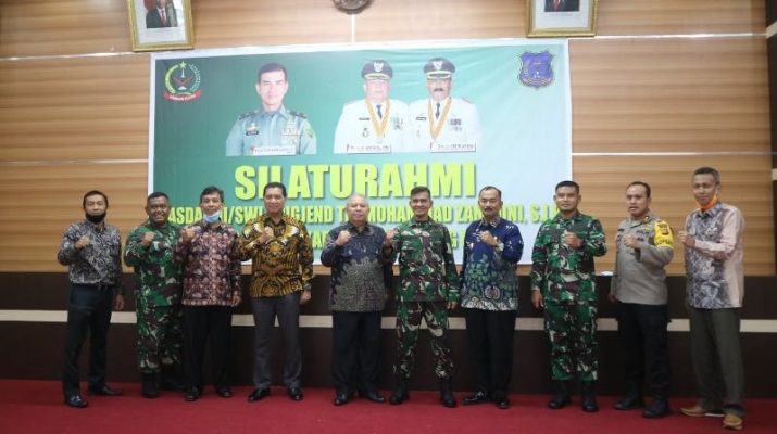 Bupati Tanjung Jabung Barat Dr. Ir. H. Safrial, MS sambut kunker Kasdam II/Sriwijaya Palembang, Sabtu (30/05/2020) di Rumah Dinas.