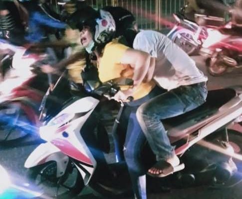 KALSEL - Warga Kampung Melayu, Senin (25/05/2020) malam geger. Diduga cemburu, suami ditikam mantan suami dari belakang saat di parkiran. 