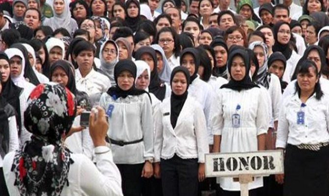 Ditengah dukungan pada medis melawan Covid-19, kabar tak sedap terjadi. Mirisnya dekat lebaran, tenaga honorer RSUD dipecat di Sumsel