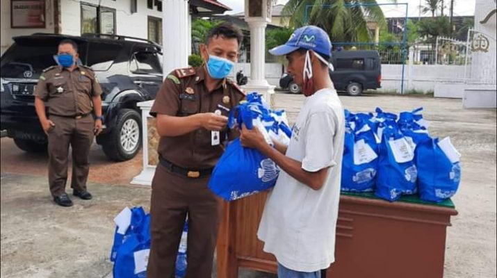 Dampak Corona, Puluhan Pedayung Becak Dapat Sembako