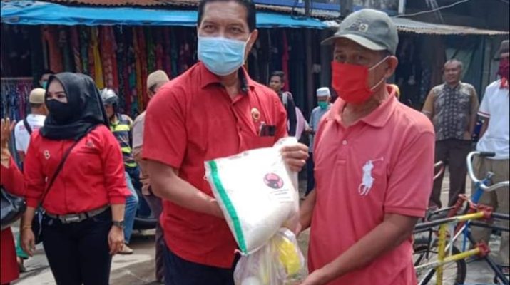 Peduli Masyarakat Dampak Corona, DPC PDIP Tanjabbar Bagi Sembako