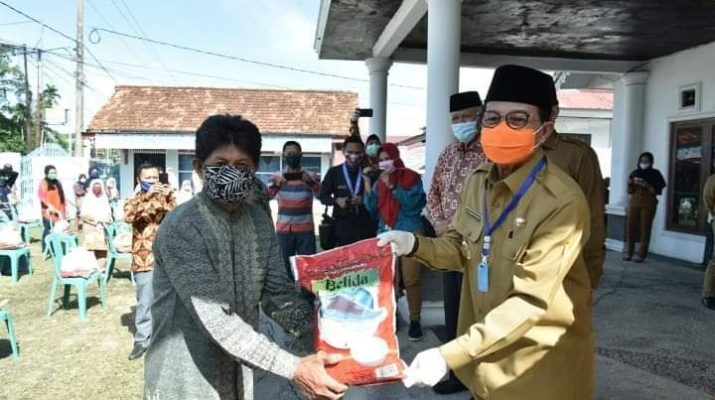 Gubernur Berikan Bantuan 500 Paket Sembako 