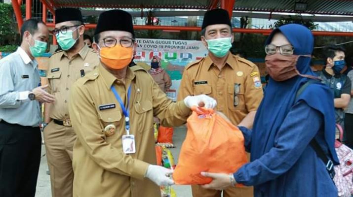 Gubernur Jambi Serahkan Bantuan Sembako Covid-19